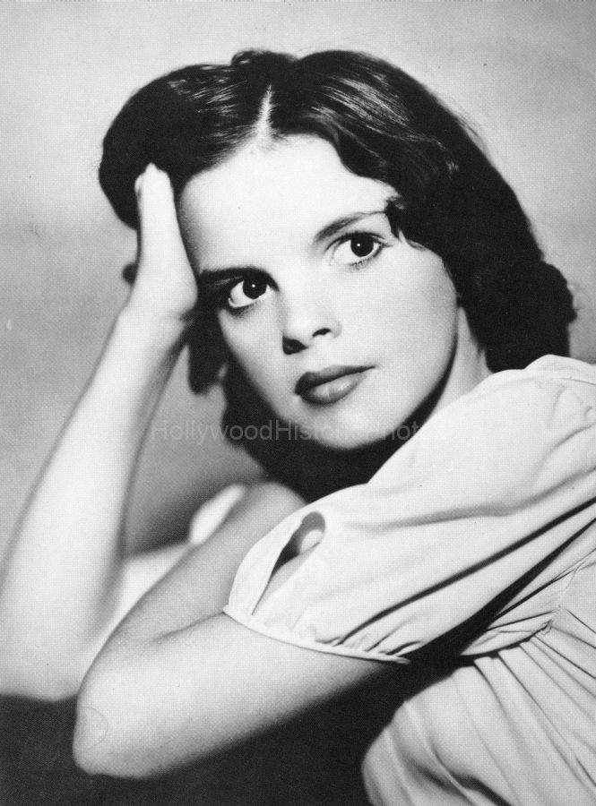 Judy Garland 1934 Photo shoot WM.jpg